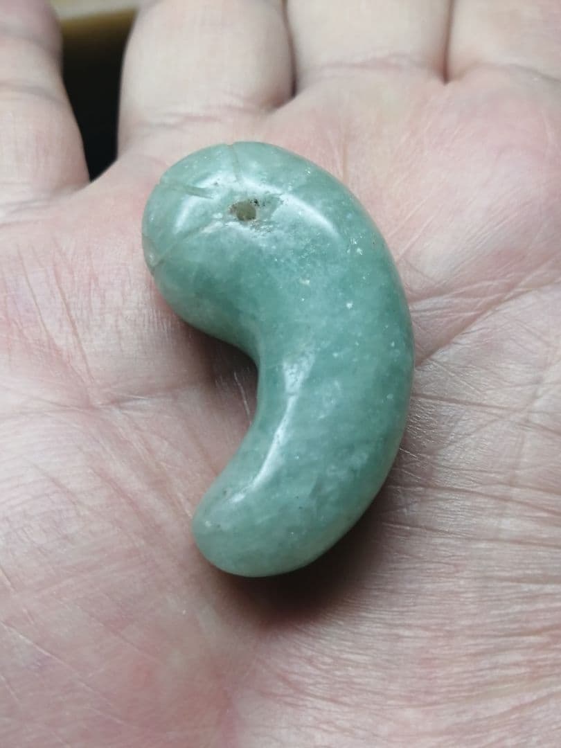 勾玉‥古墳時代、琅玕翡翠 復古風ヒスイ超小型勾玉（縦向きペンダント
