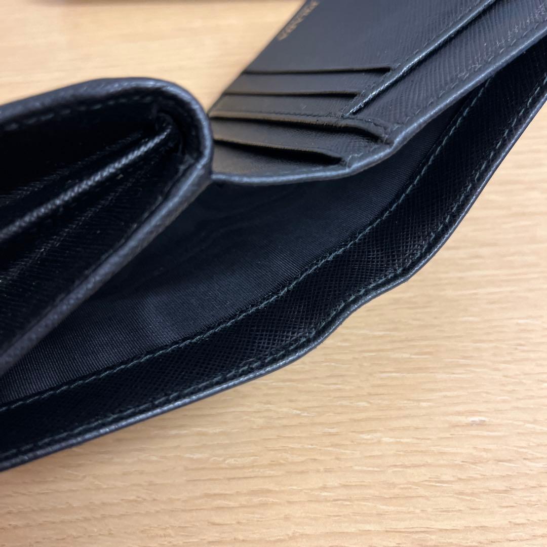 プラダ　二つ折り財布　ブラック