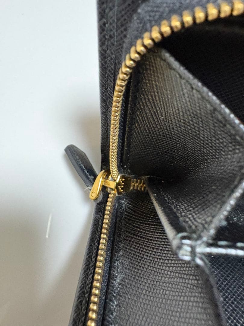 PRADA ブラック 二つ折り財布　値引き可能