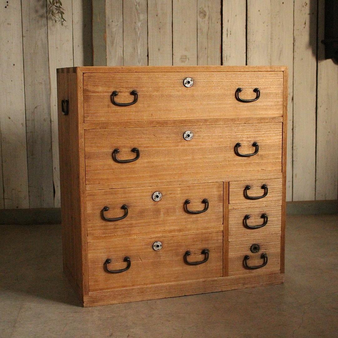 古い小ぶりな木製の引き出し7杯　タンス　チェスト　古家具 古い小ぶりな木製の引き出し7杯 タンス チェスト 古家具