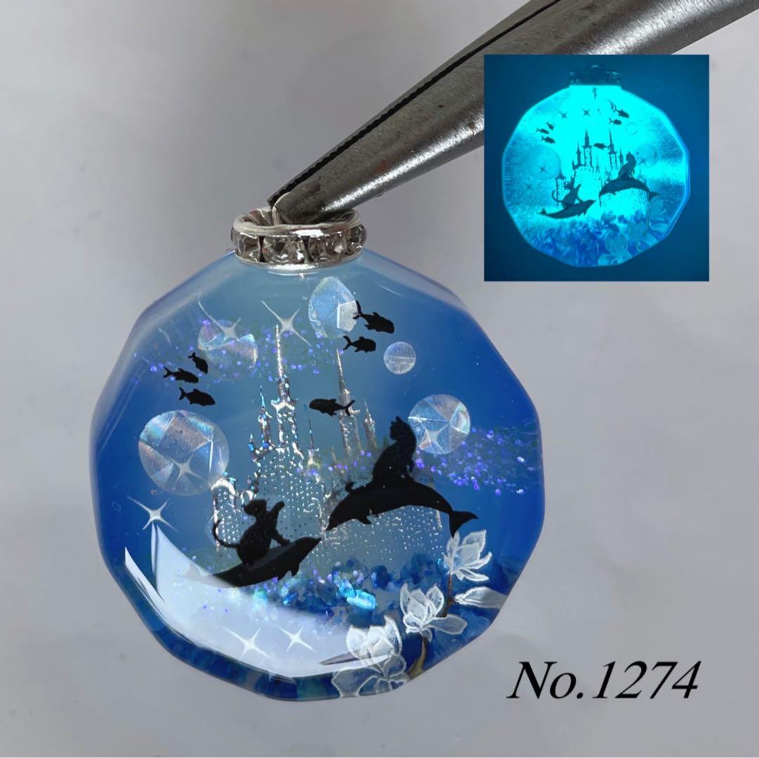 レジン/幻想のお城と親子鹿 蓄光 オルゴナイトネックレス レジン/幻想のお