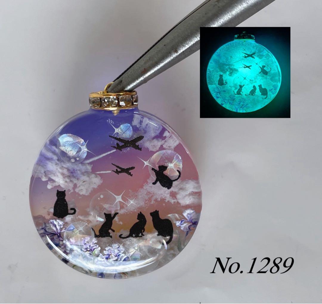 レジン/幻想のお城と親子鹿 蓄光 オルゴナイトネックレス 蓄光 イルカ