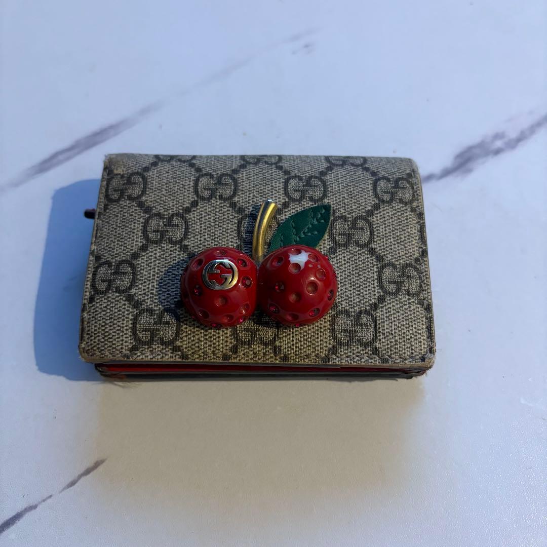 GUCCI チェリー装飾 二つ折り財布 - メルカリ