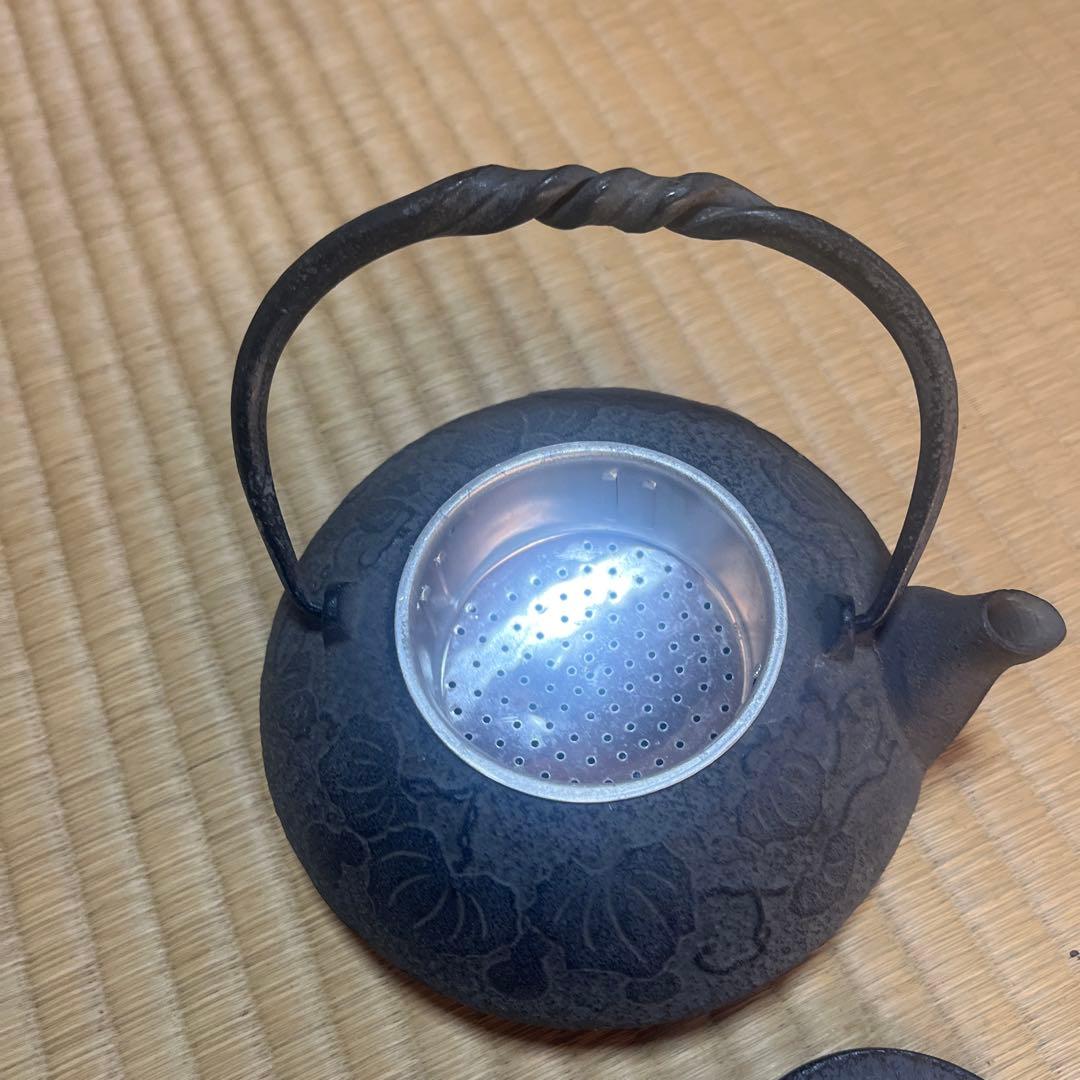 花模様 鋳鉄製鉄瓶 ステンレス茶こし付き - メルカリ