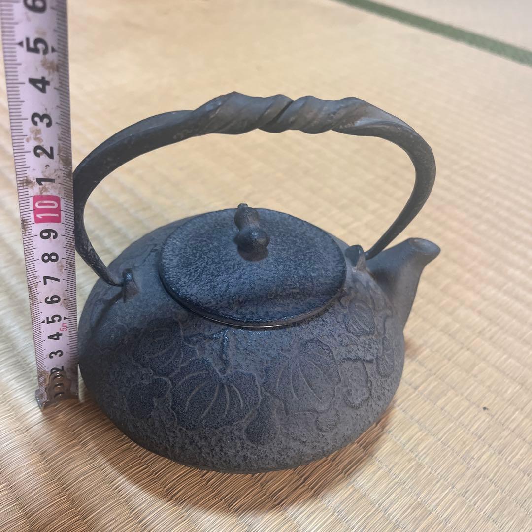 花模様 鋳鉄製鉄瓶 ステンレス茶こし付き - メルカリ
