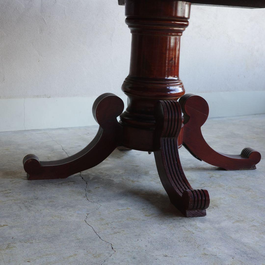 オーバルのテーブル　楕円形のテーブル