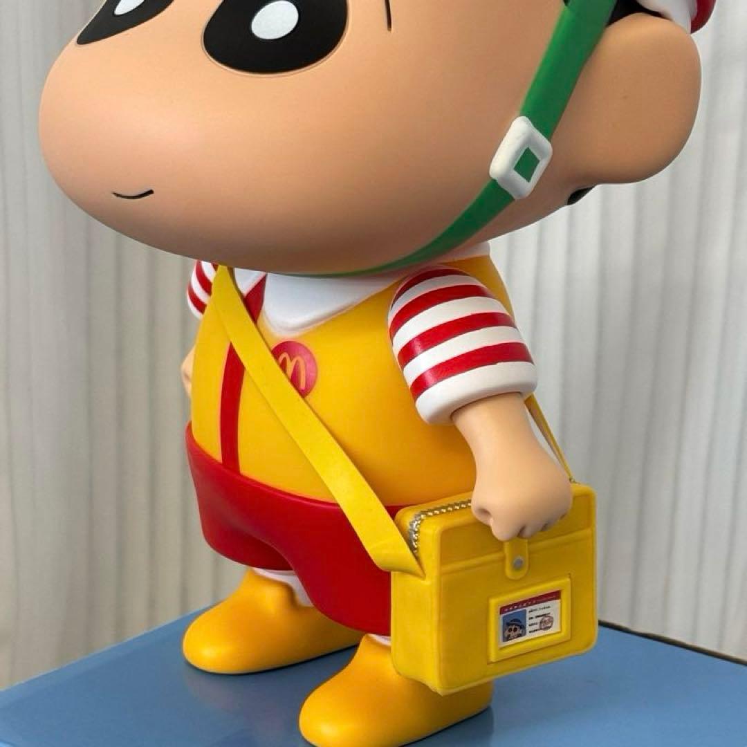 しんちゃんがマクドナルド風の衣装で