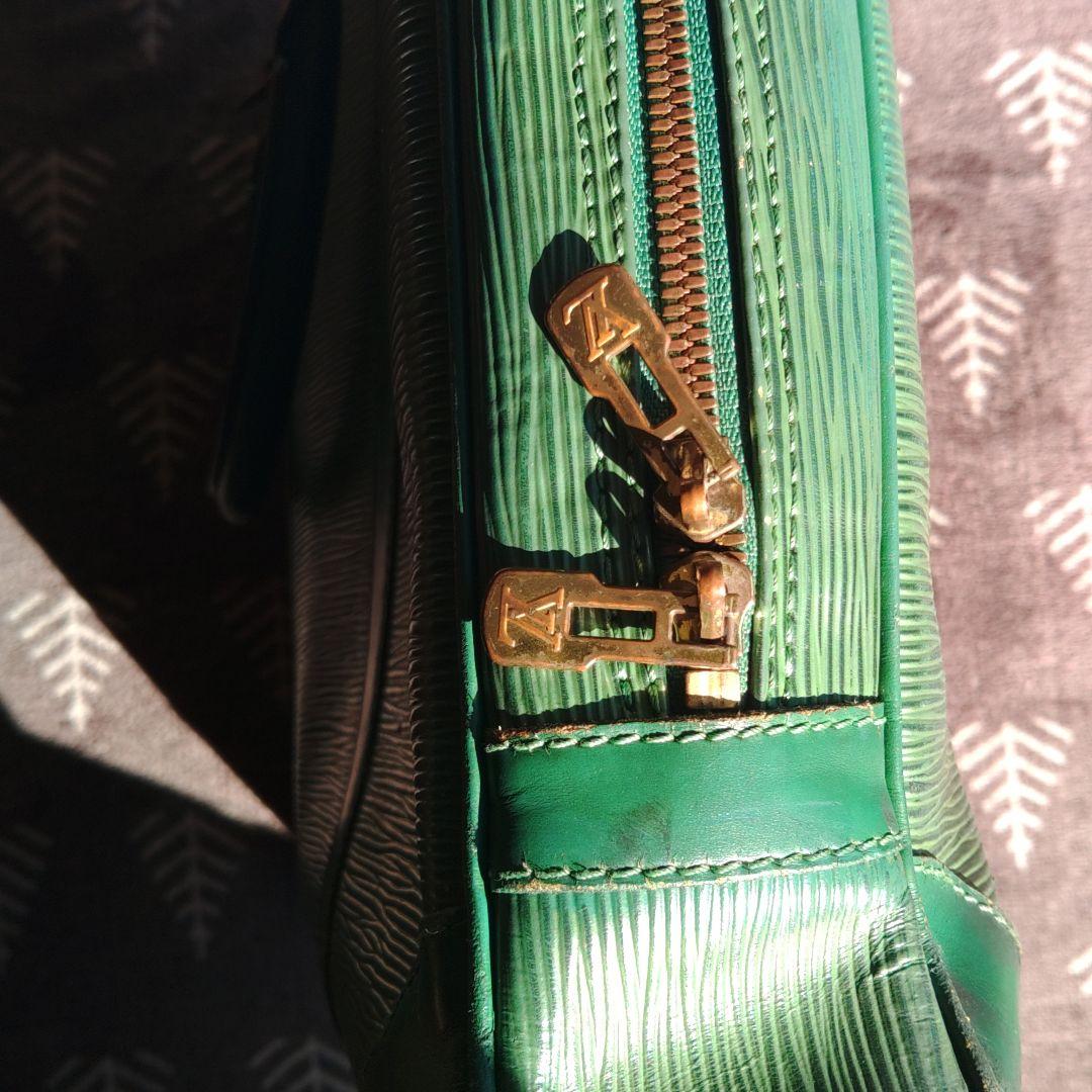 LOUIS VUITTON 廃盤エピ ポルトドキュマン ヴォワヤージュ