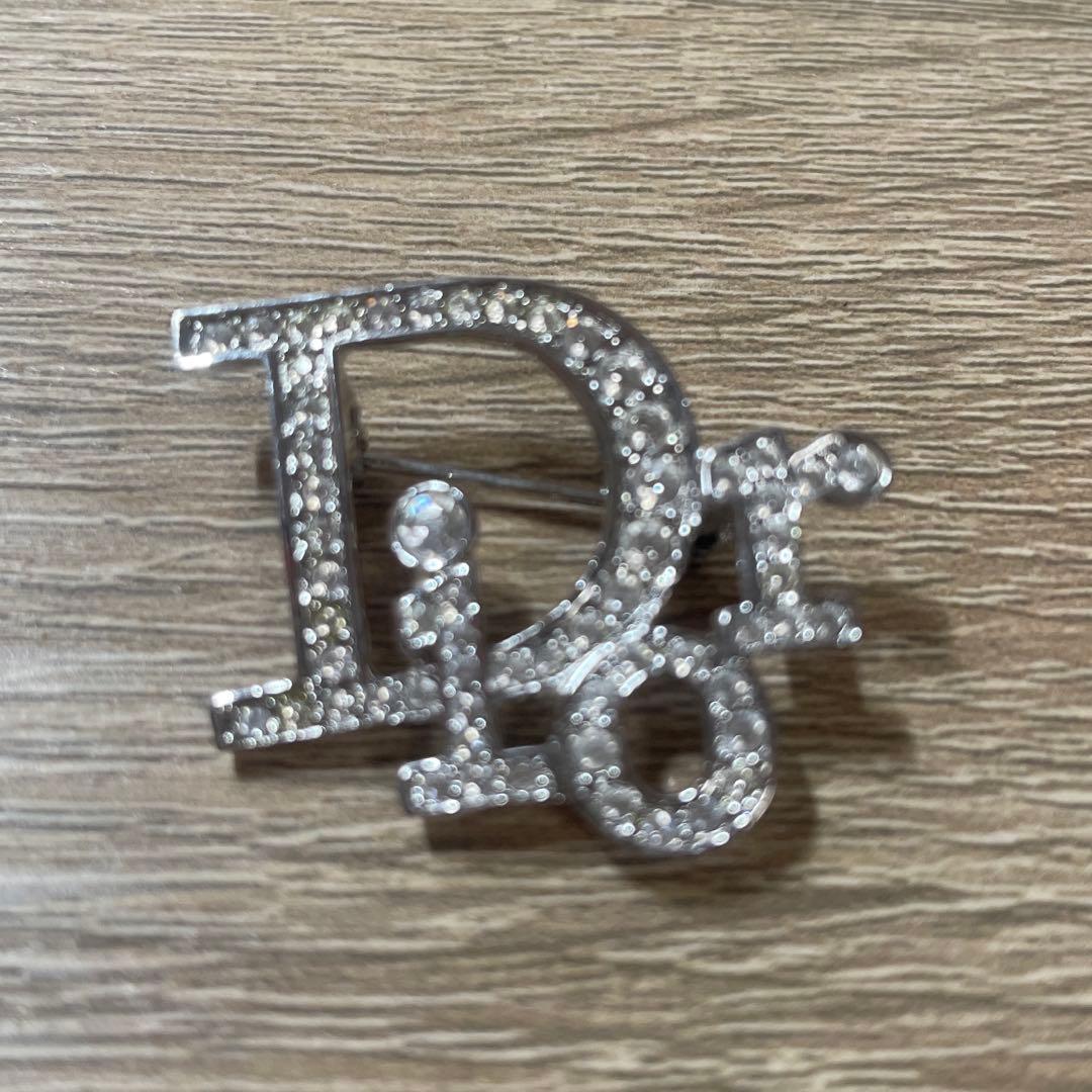 さ*し様 ⭐︎Dior ⭐︎シルバークリスタルロゴブローチ さ*し様 ⭐︎Dior ⭐︎シルバークリスタルロゴブローチ さ*し様 ⭐︎