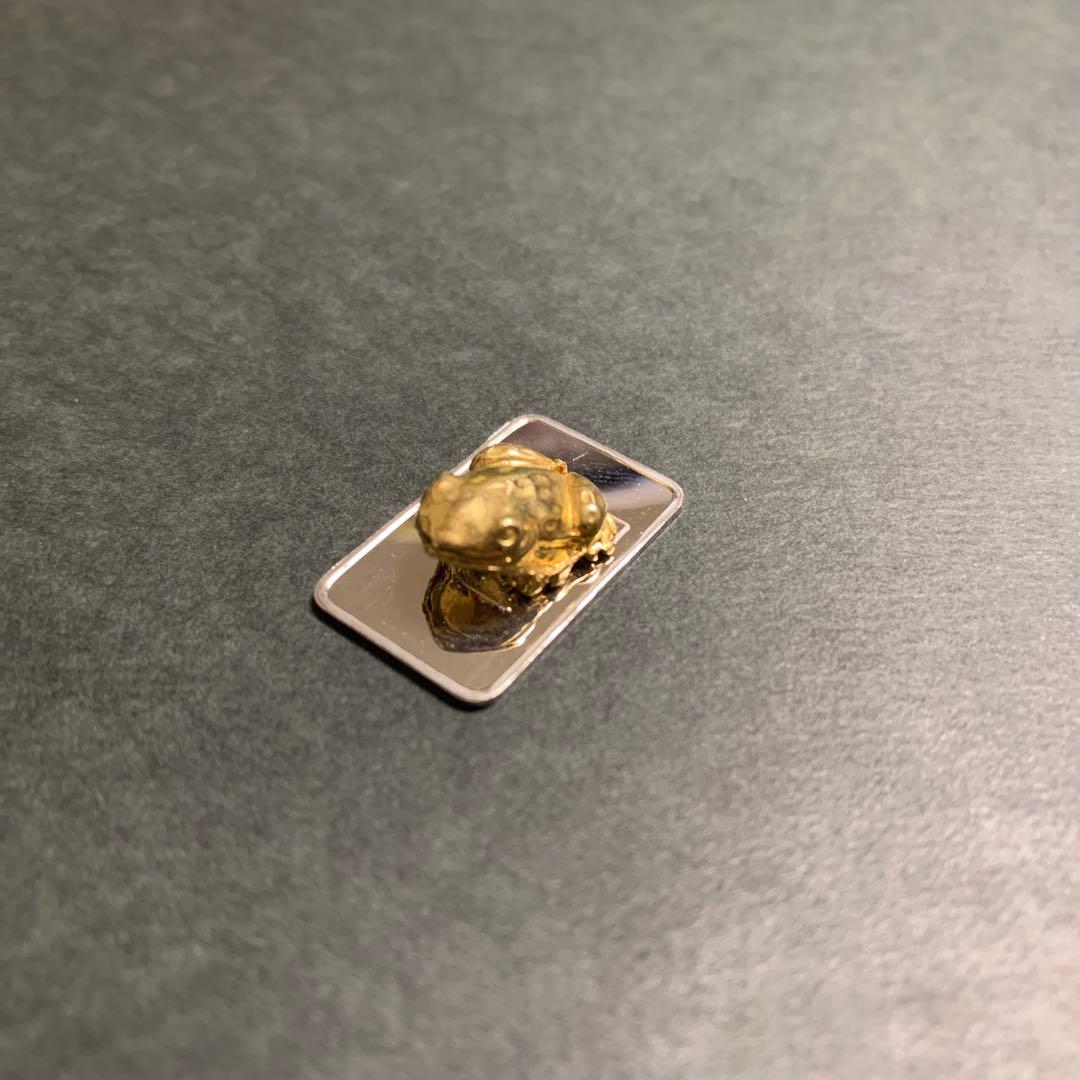 金の蛙 （台座付き） Pt99.95 刻印 使用 9g ② 【工芸品】