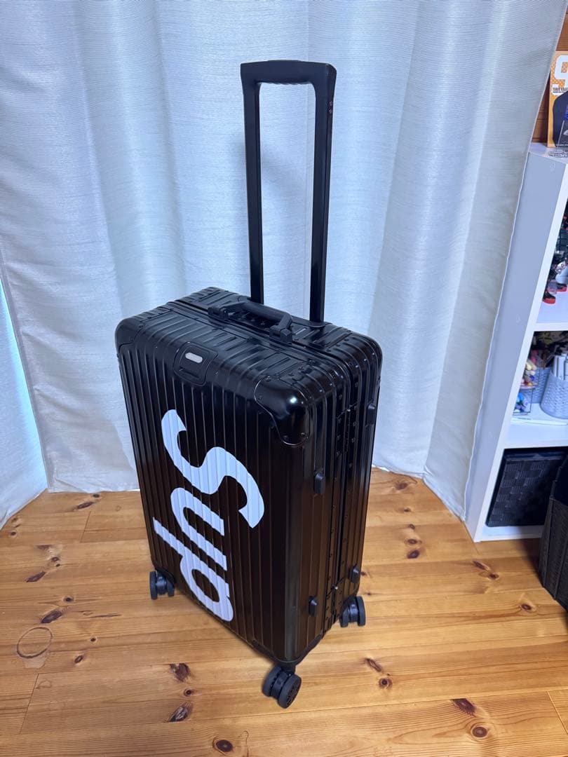 有名ブランドのコラボ品？】ブラック キャリーケース
