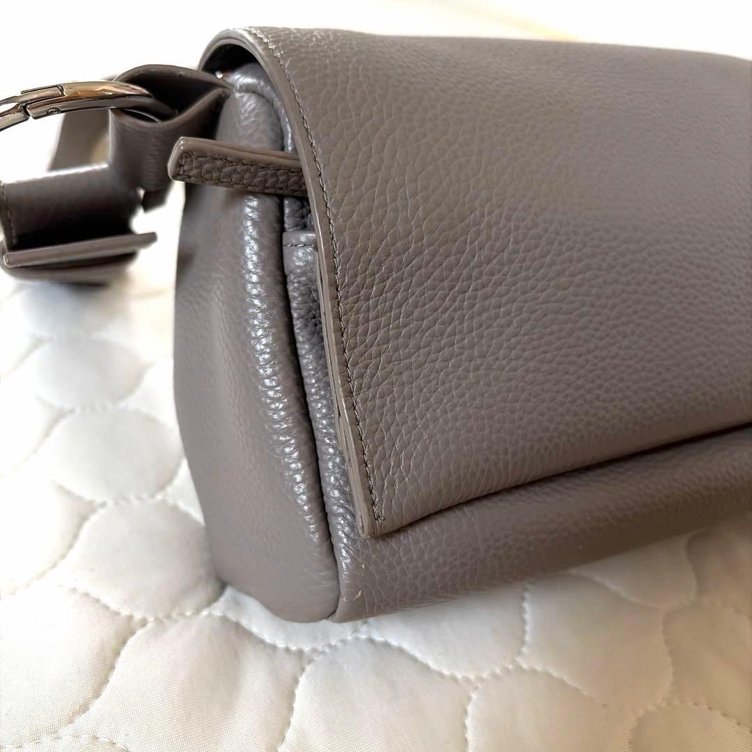 人気商品✴︎BEARDSLEY レザーボディバッグ　トープ　グレージュ