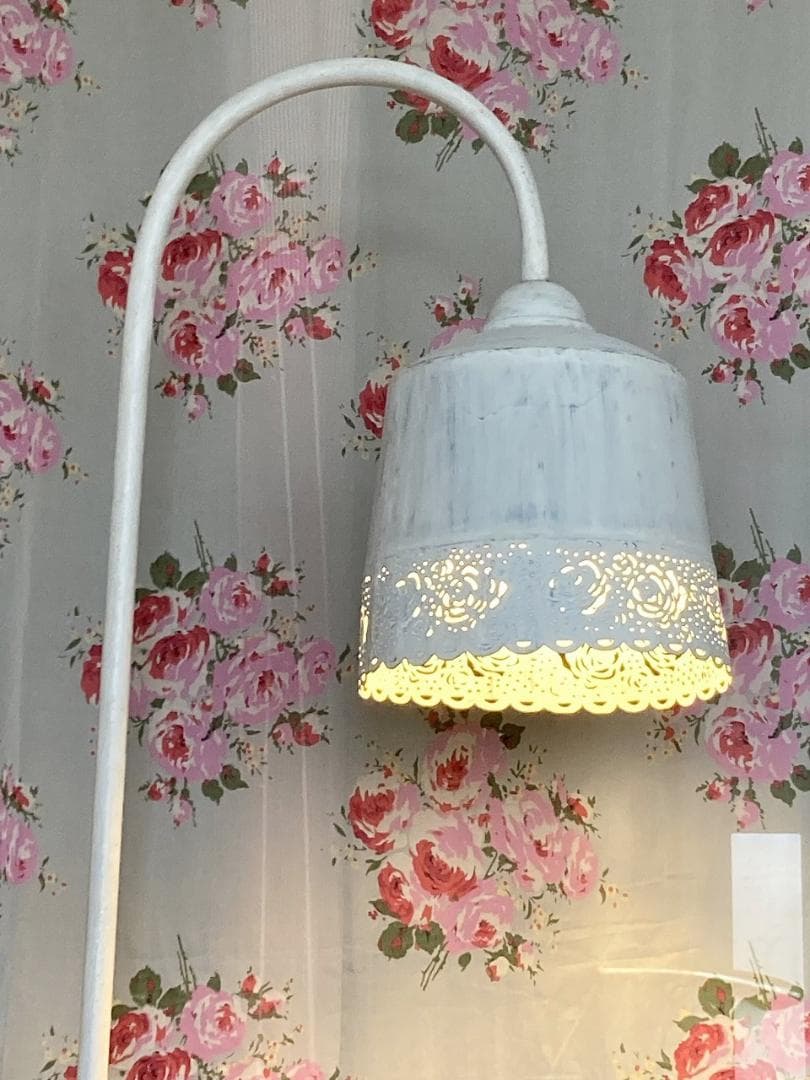 フランスより 浮かびあがる薔薇の模様 Coquecigruesのフロアランプ