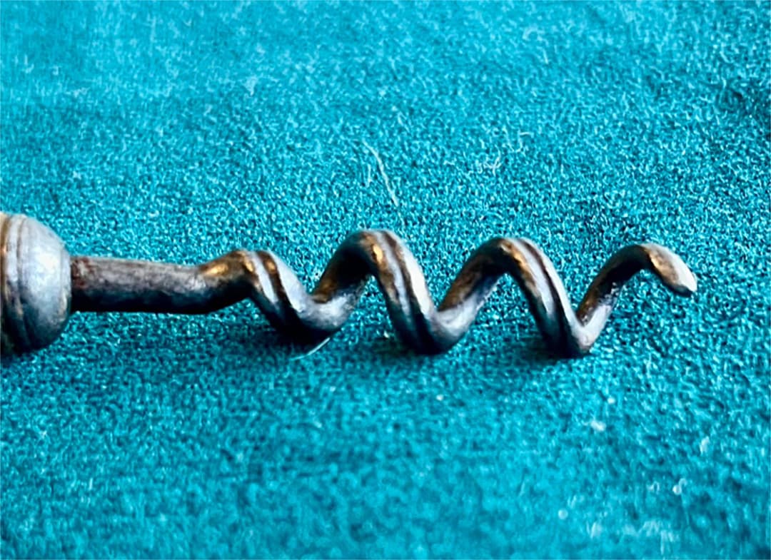 白蝶貝と銀製のコルクスクリュー