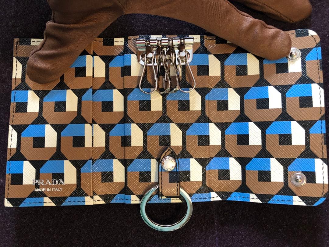 3*0様 PRADA サフィアーノレザー キーケース ファッション メンズ 小物