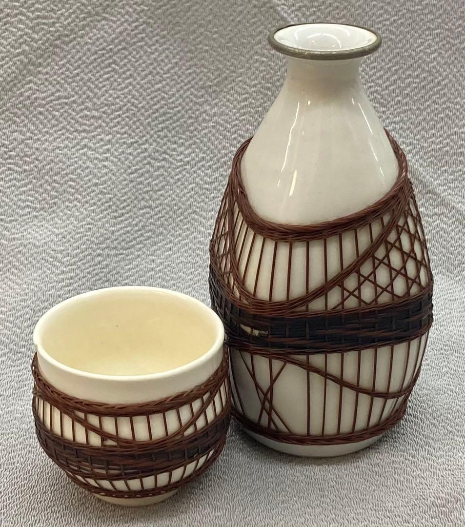 B25s 砥部焼 「淡黄磁竹編飾り付き酒器」銚子 猪口 古砥部 愛山向井