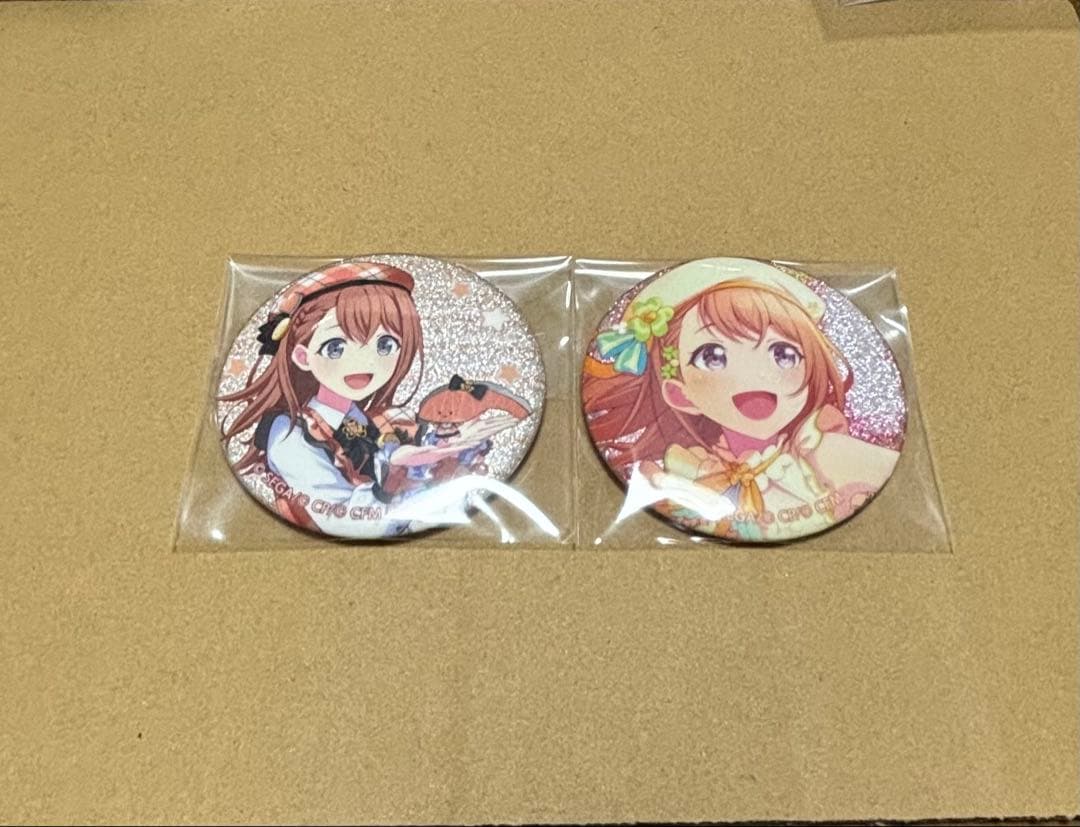 プロセカ グリッター缶バッジ 花里みのり 24C サンリオ ドリプレ