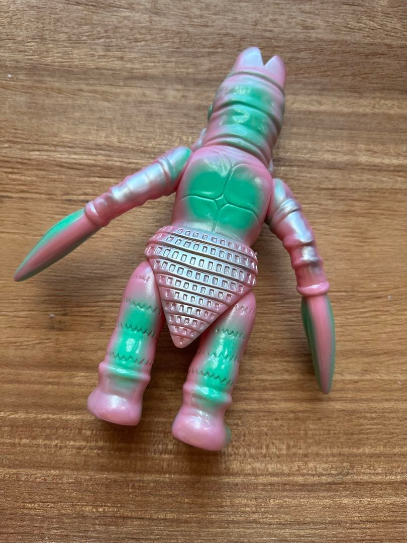 BEAMS M1号　バルタン星人2代目　ピンク