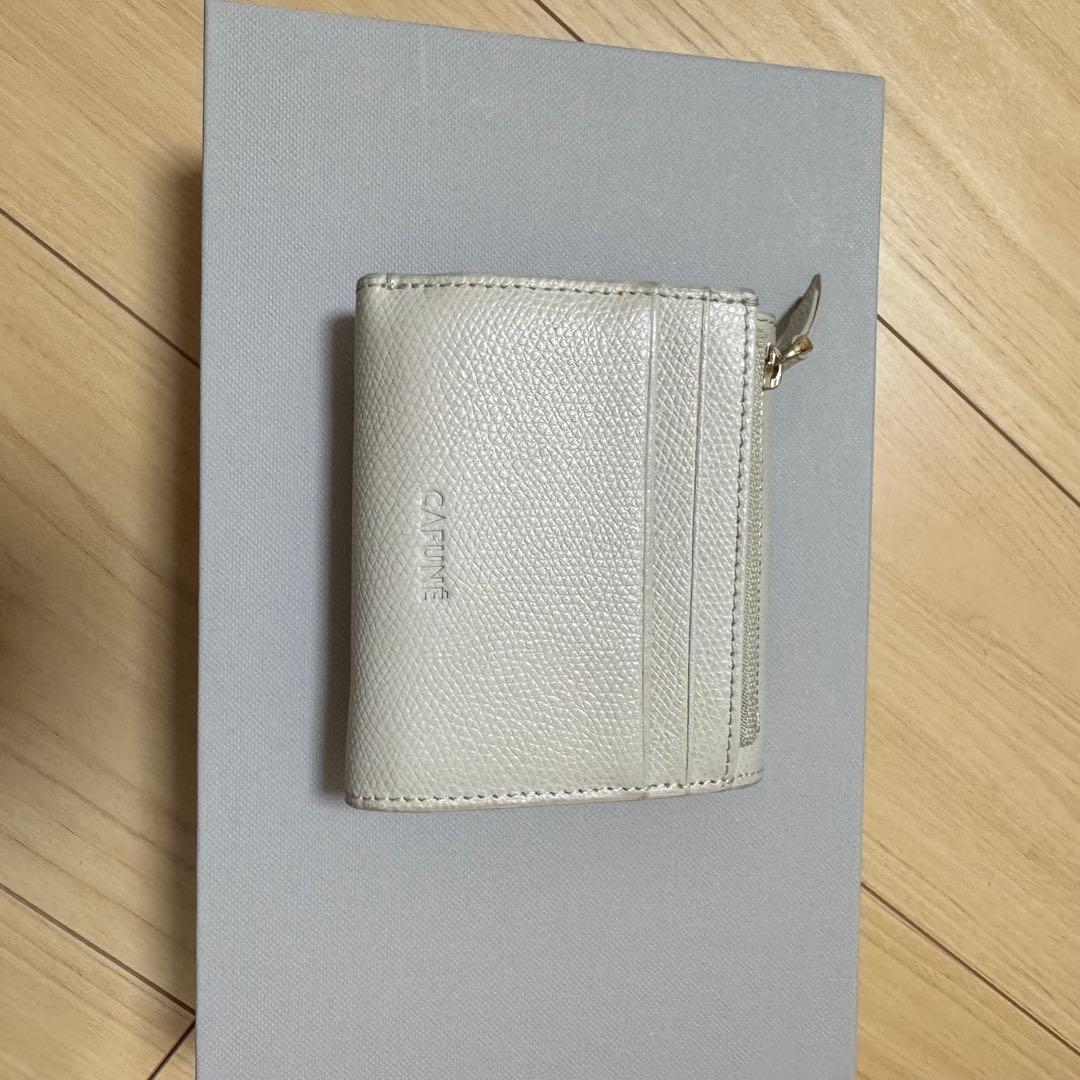ホワイトレザー 三つ折り財布 カフネ cafune