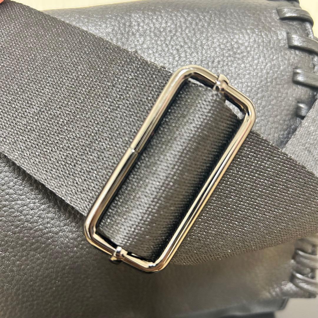 イアパピヨネ　ワイドテープショルダーバッグ　黒 編み込みデザイン