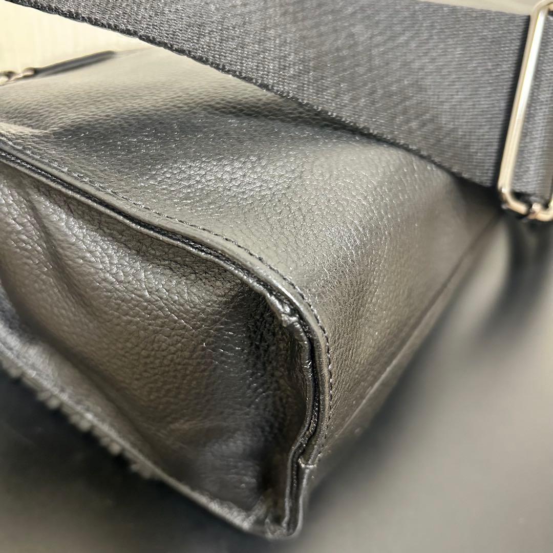 イアパピヨネ　ワイドテープショルダーバッグ　黒 編み込みデザイン