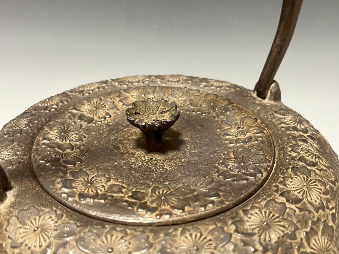 未使用】南部鉄瓶 中村徳次郎 造 立徳 虫食平打提手 桜尽