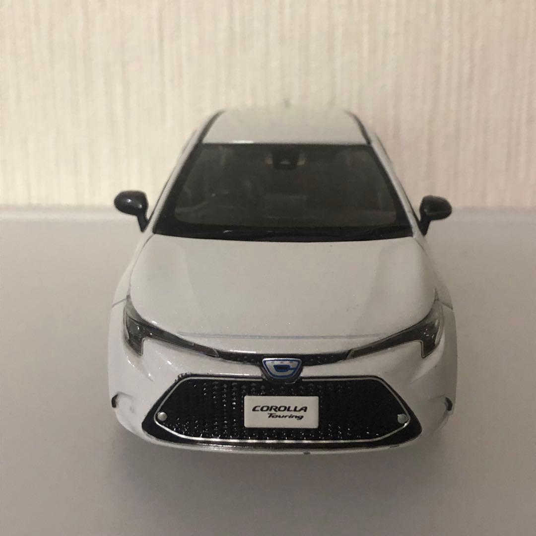 トヨタ カローラ　COROLLA Touring ホワイトパール　カラーサンプル