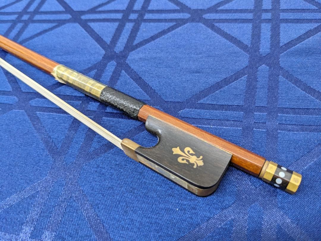 ビオラ弓　金色？のパーツに素敵な文様入り