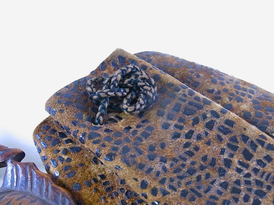 E719 】 コレクター放出品 明治時代～大正時代 アイヌ玉魚根付皮提げ袋