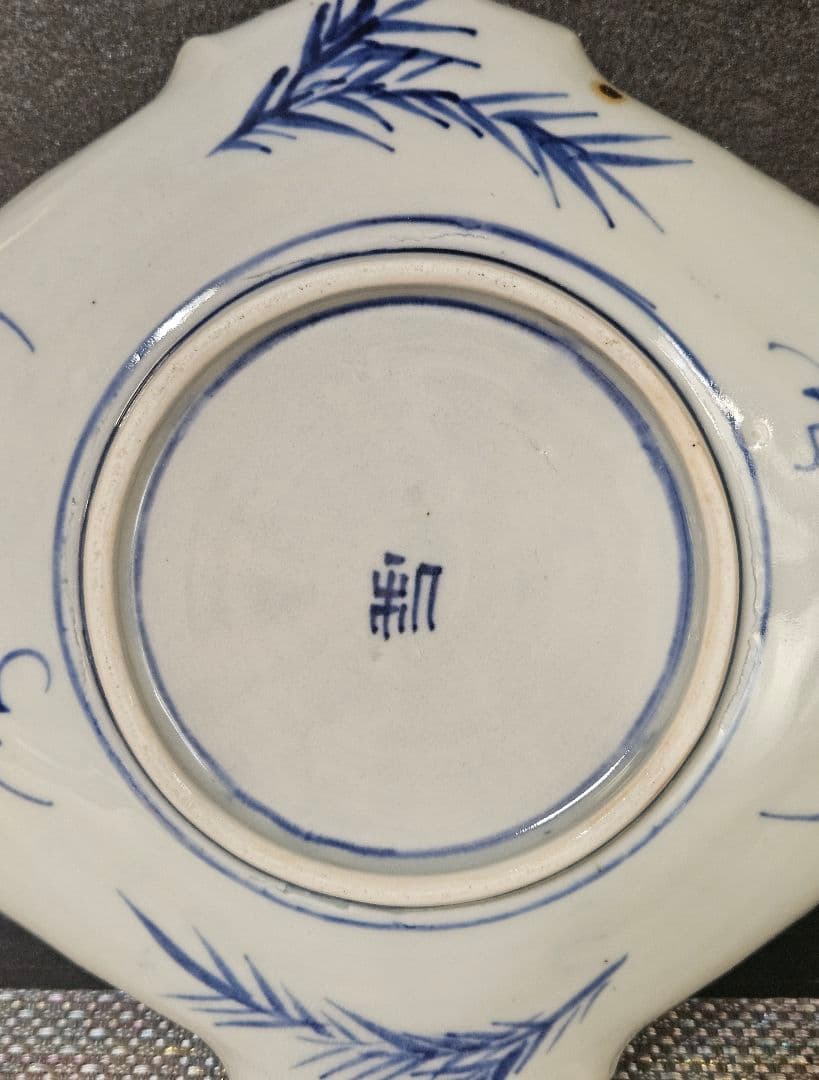 明治時代 古伊万里 染付青磁 花籠に牡丹に鳥の図 裏に蘭の図 菱形変形