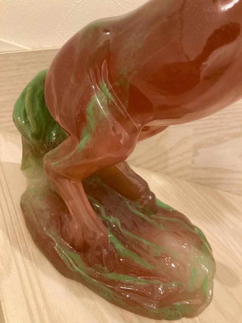 希少 馬の彫刻 赤と緑のグラデーション