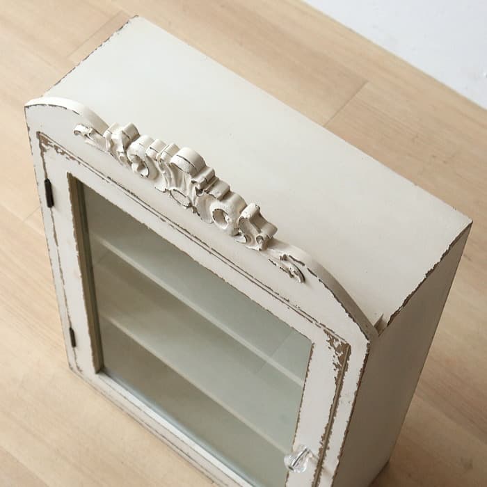 シャビーシック ホワイト ガラスケース 古家具 壁掛け 飾り棚 縦長