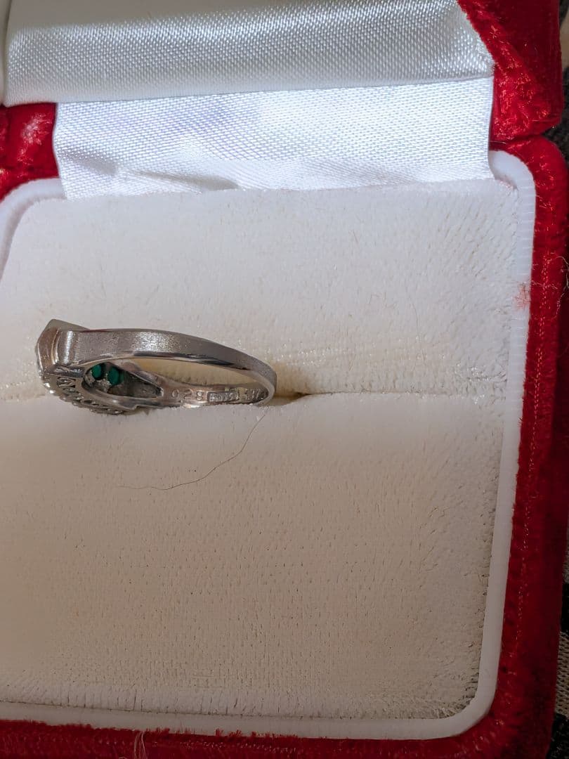 エメラルドダイヤリング