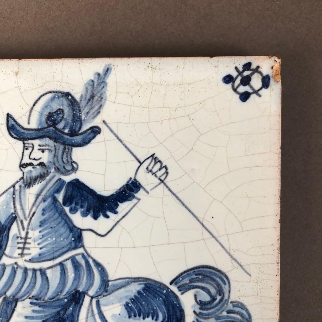 アンティークオランダデルフト焼のタイル馬に乗った騎士