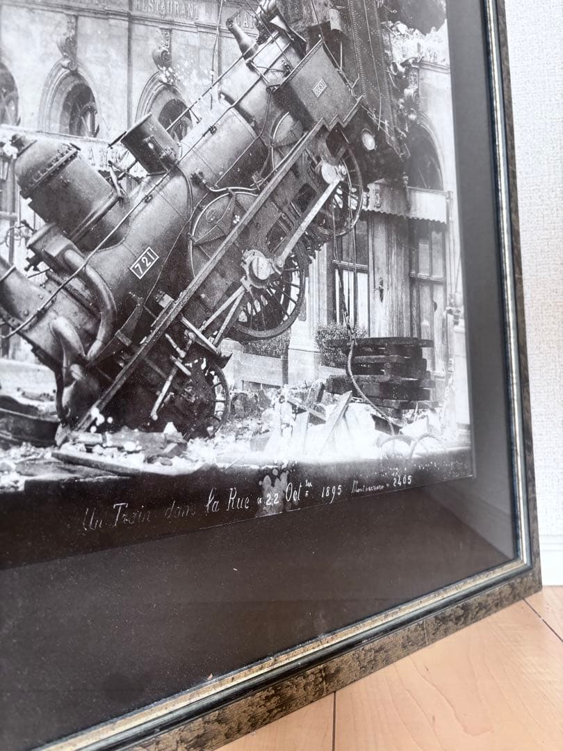 560×715 mm 鉄道写真 モンパルナス駅脱線事故 1895年 機関車 - メルカリ