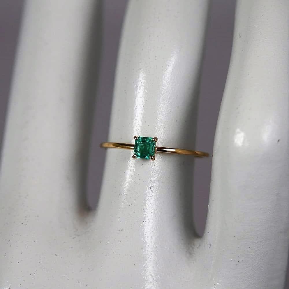エメラルド0.168ct　K18　エメラルドゴールドリング　華奢　1点もの