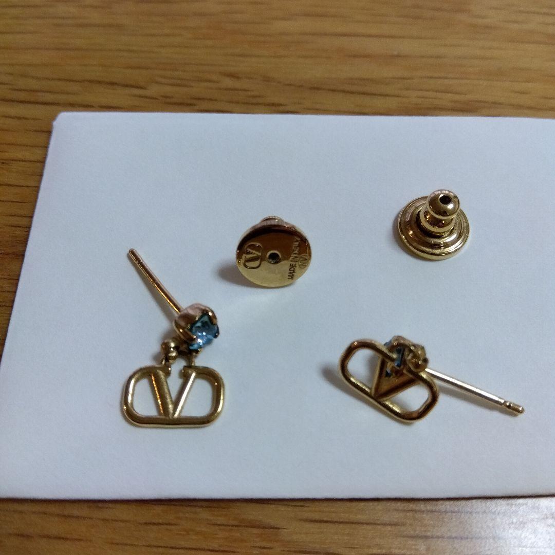 ヴァレンティノ VALENTINO Vロゴピアス アクアマリン