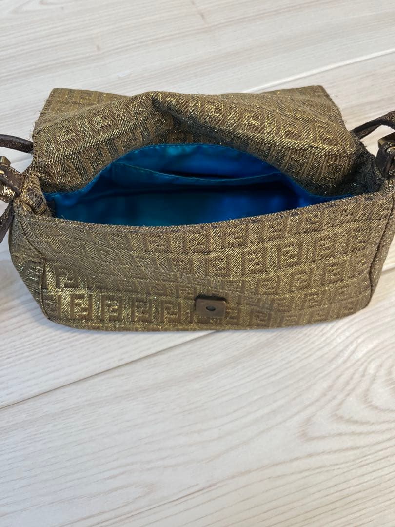 Fendi ロゴ入り ゴールド ハンドバッグ