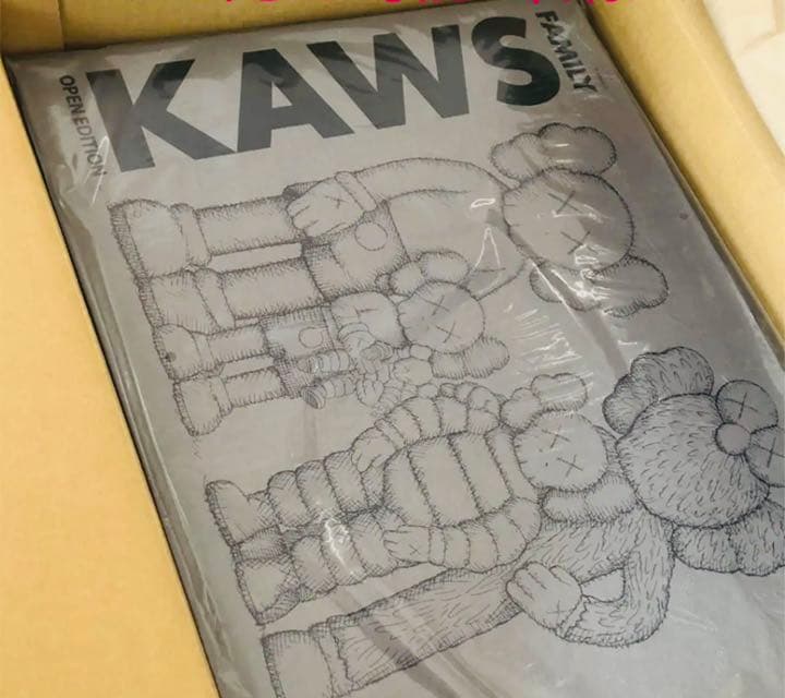 KAWS FAMILY BROWN/BLUE/WHITE とBLACK 2セット