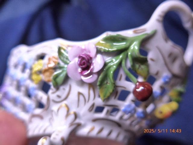 美しいドレスデンの忘れな花のレリーフが可愛らしい陶器の透かしのバスケットです