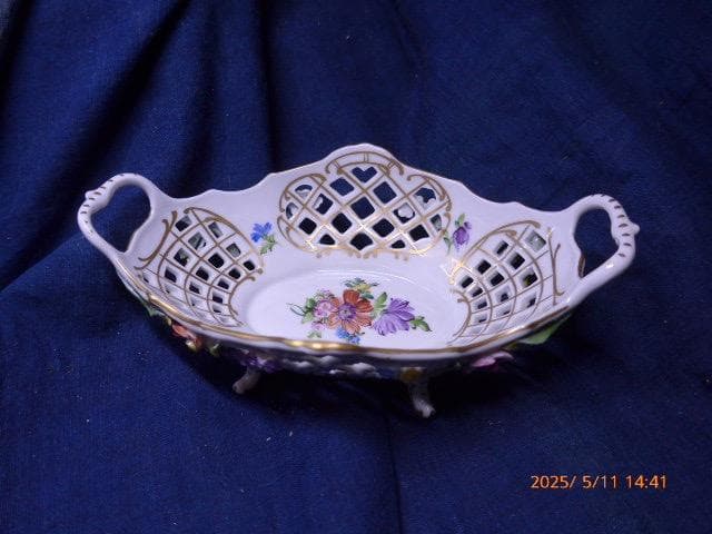 美しいドレスデンの忘れな花のレリーフが可愛らしい陶器の透かしのバスケットです