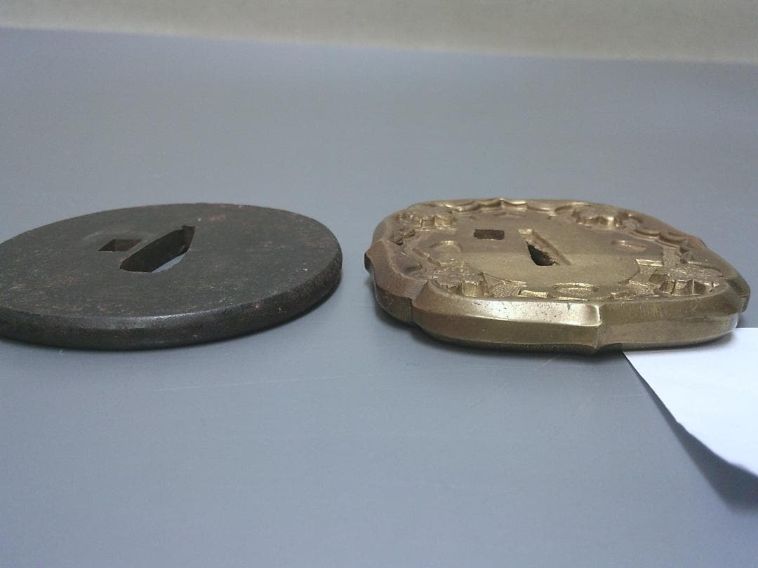 掘出し！【軍刀鐔 鍔 つば　2種類　小道具・N17・ミリタリー】縁頭目貫　刀装具