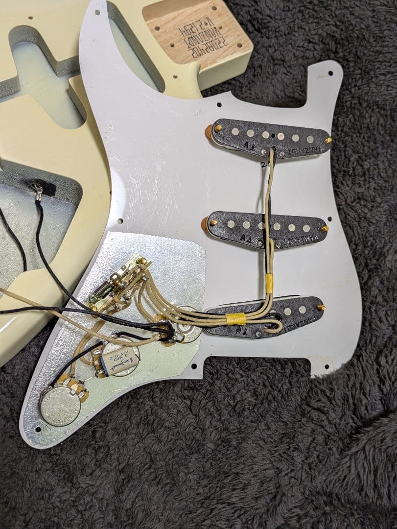 VanZandt STV-R3 white blonde ゴールドパーツ