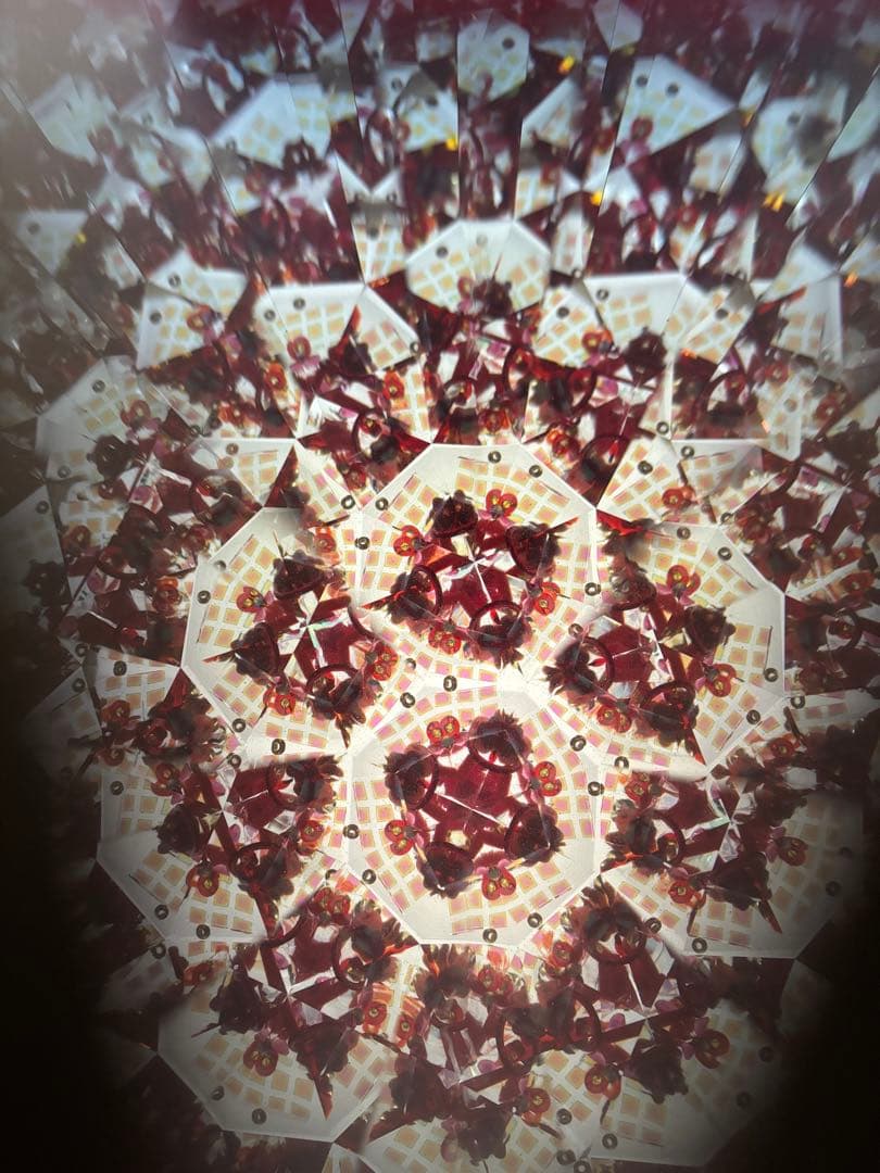 万華鏡 手動クランク式赤と金の装飾品