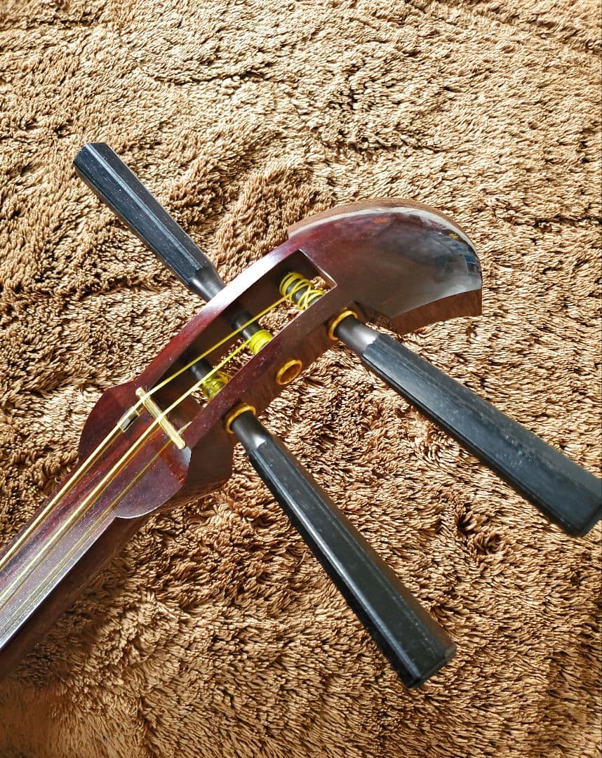 三味線　紅木 中棹 東さわり 撥 駒 長袋他 ケース付 皮破れなし 短棹 ５厘大