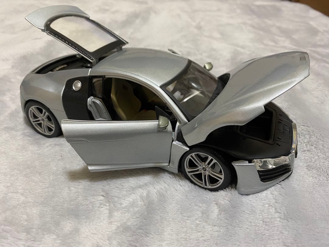 ミニカー Maisto Audi R8 1/18