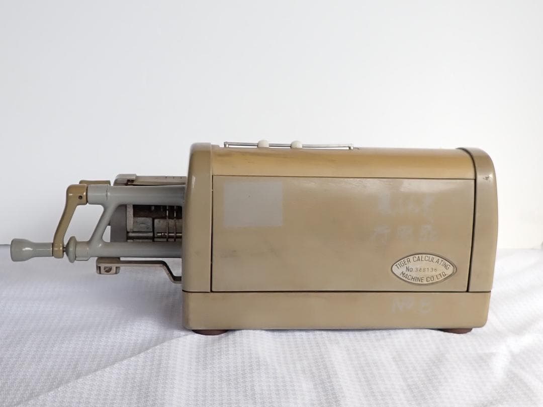 昭和レトロな手回し計算機 インテリアとしておすすめです。送料込