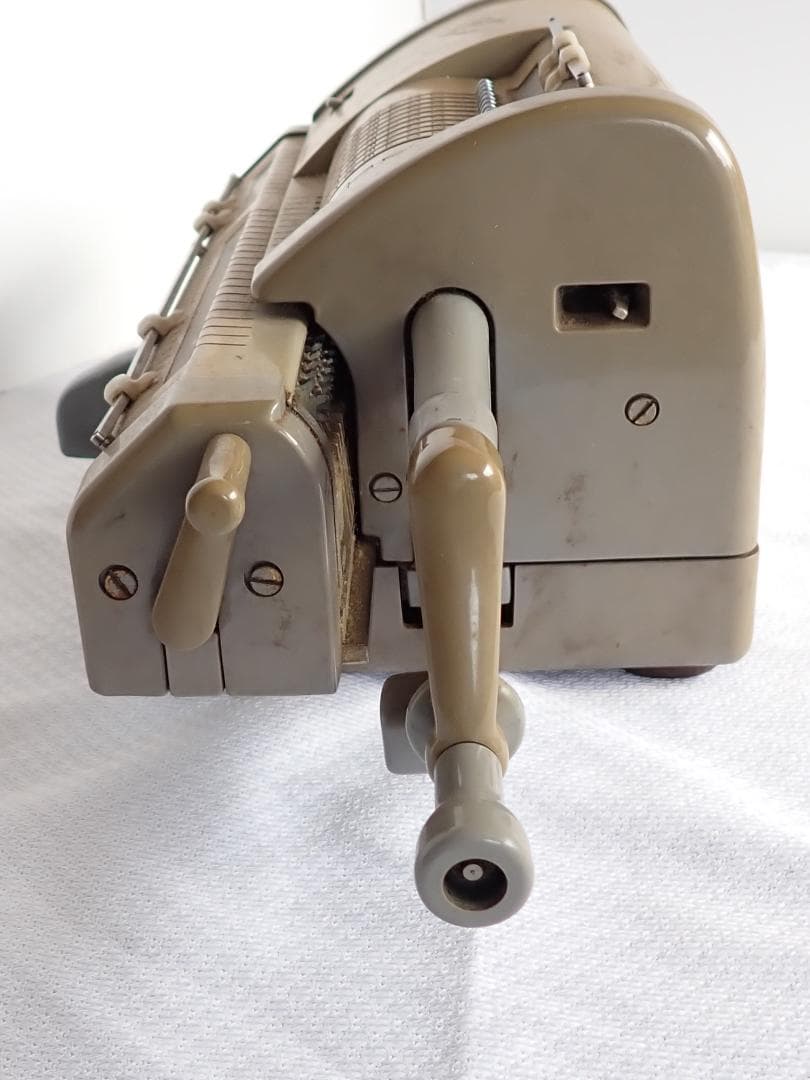 昭和レトロな手回し計算機 インテリアとしておすすめです。送料込