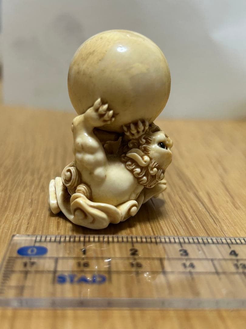 根付 獅子と玉 天然素材 銘「松山」 根付 獅子と玉 天然素材 銘「松山」