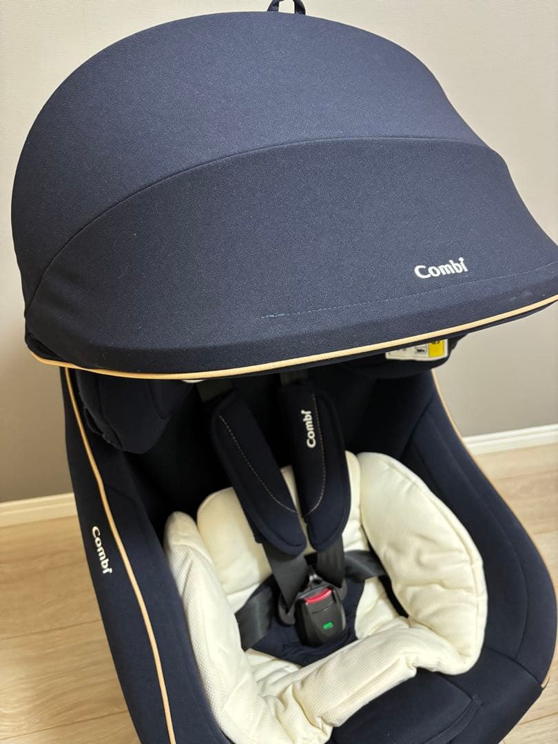 美品　Combi チャイルドシート ネイビー